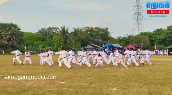 கிளிநொச்சி மகாவித்தியாலய விளையாட்டுப் போட்டியில் கராத்தே கண்காட்சியில் அசத்திய மாணவர்கள் 